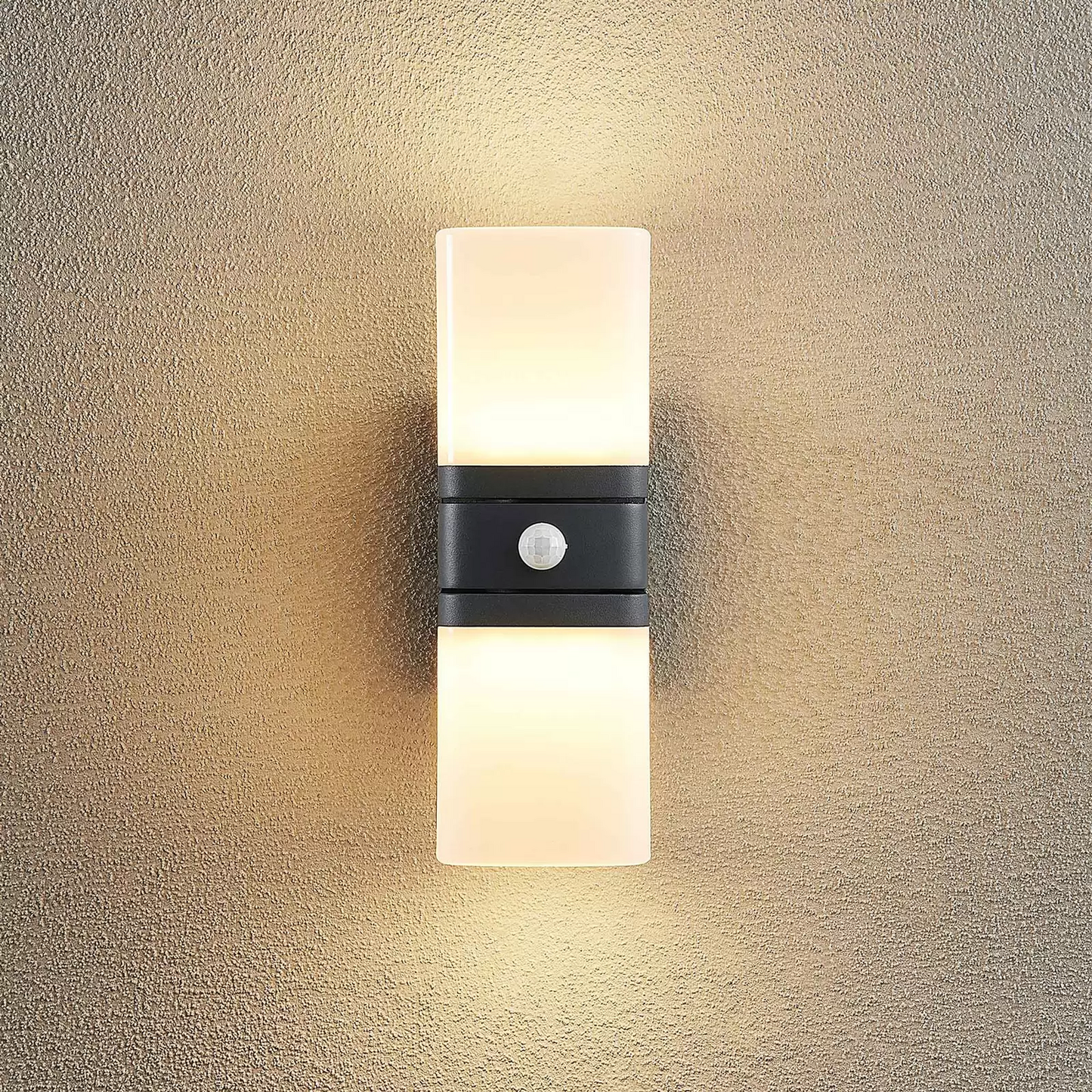 B-grade Lindby Jasiah LED outdoor wall light, wall lamp, rotatable with sensor