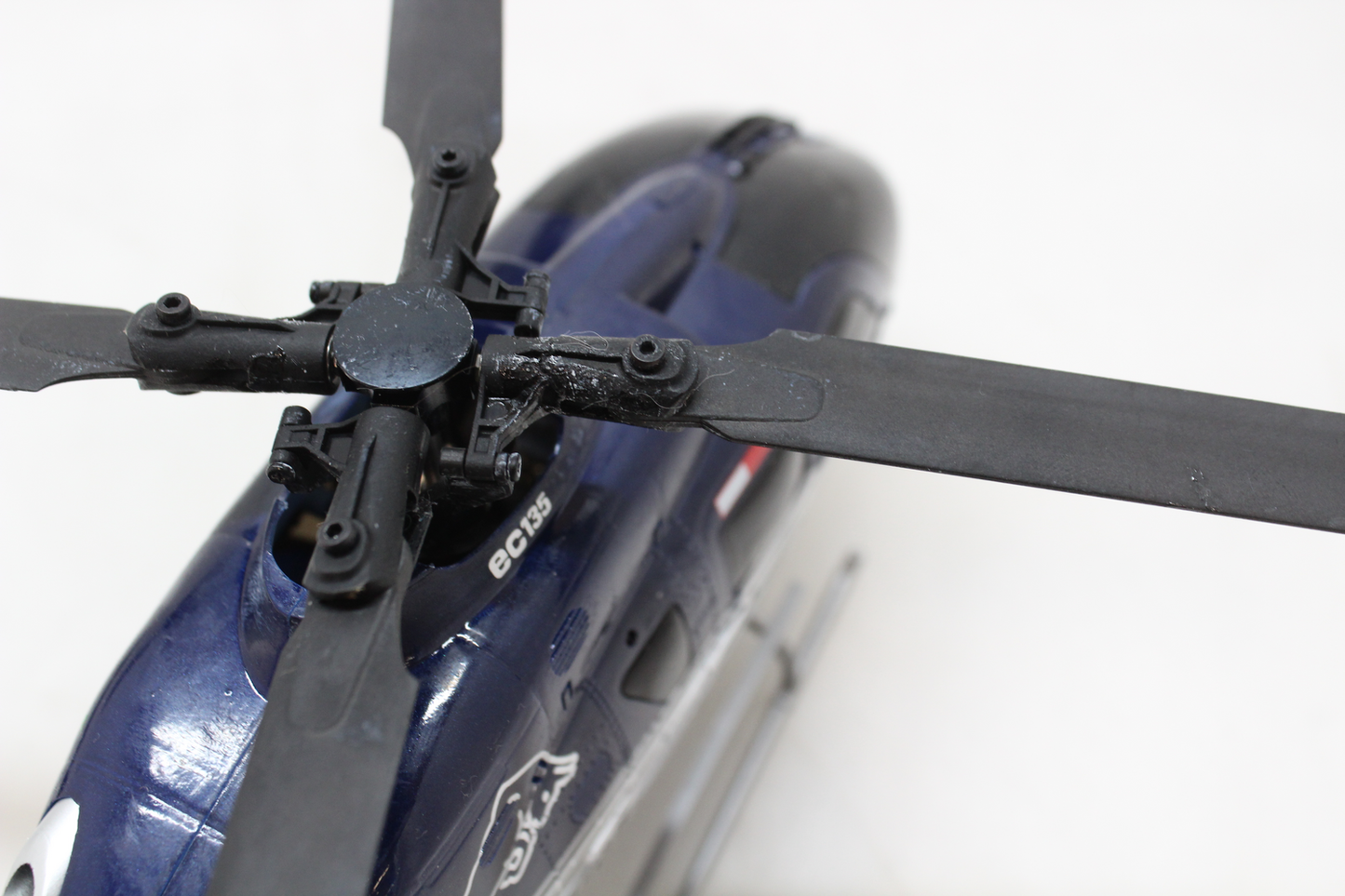 B-lager Amewi The Flying Bulls EC135 Pro RC þyrla, gölluð vara