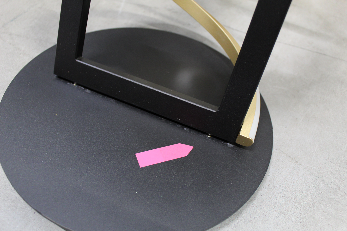 FISCHER &amp; HONSEL LED gólflampi Gwen svartgull málmur CCT 2 GALLAÐAR VÖRUR, B-flokks