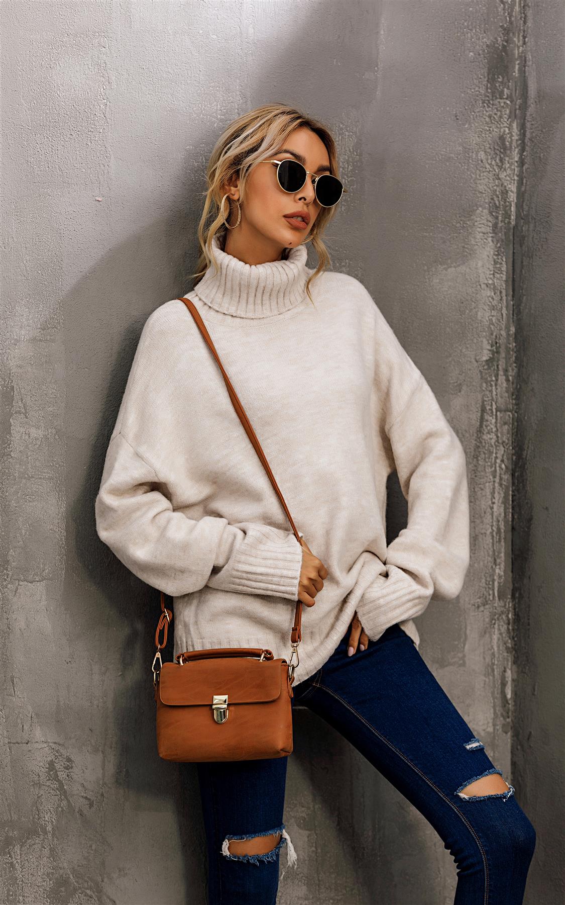 Peysutoppur með háum hálsi í kremlituðum lit