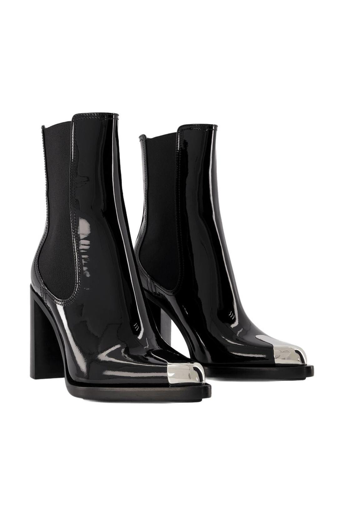 Stiefeletten aus schwarzem und silberfarbenem Leder