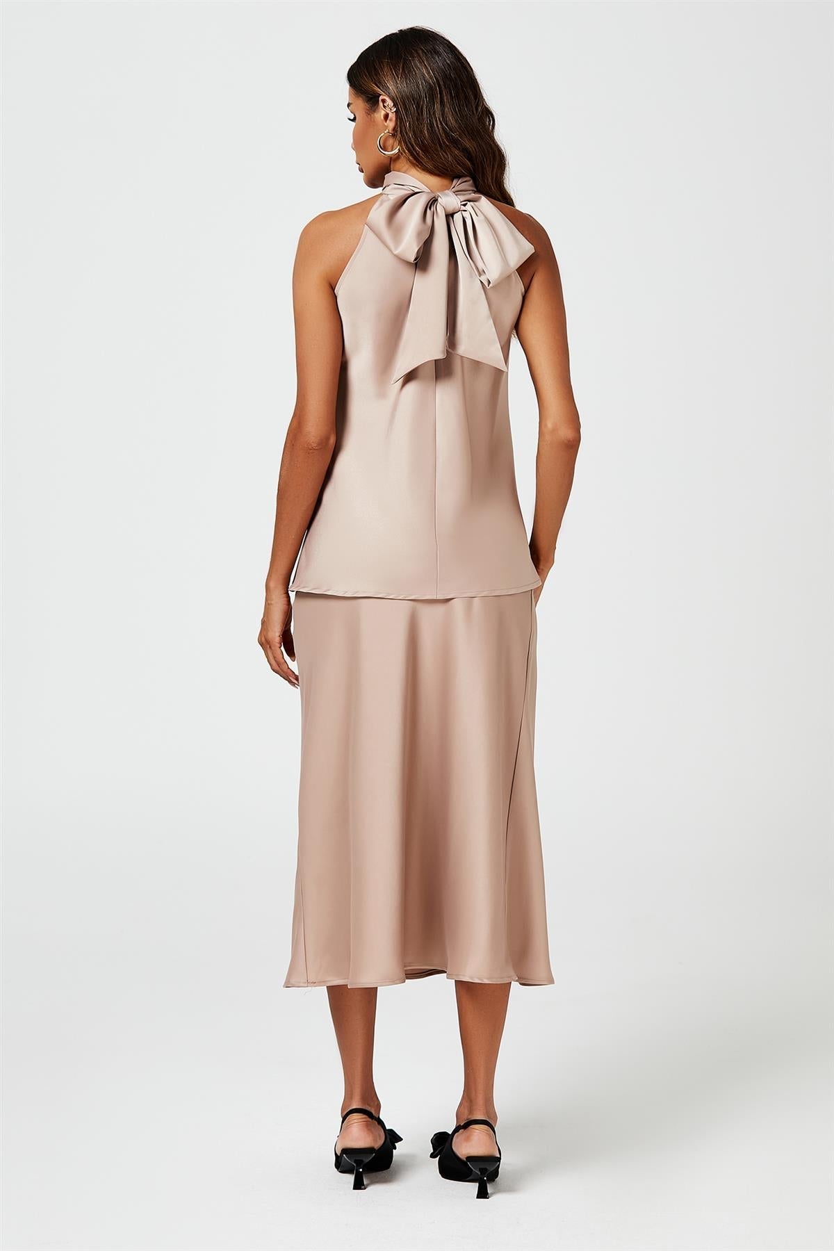 Ljósbrúnn toppur með satínhálsmáli og bindi að aftan