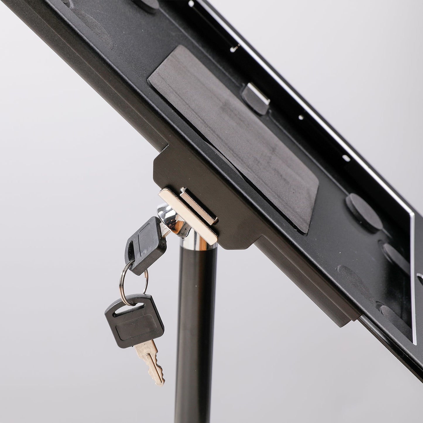 SYSTEM-S stöngfesting með lásfestingu úr málmi í svörtu fyrir iPad Pro 11" 