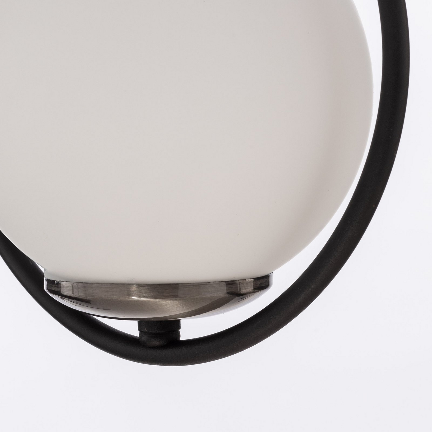 Hengilampi Mudoni Mr 937, ein pera, á lager. Hengilampi úr svörtu/ópalgleri, lampi 257.