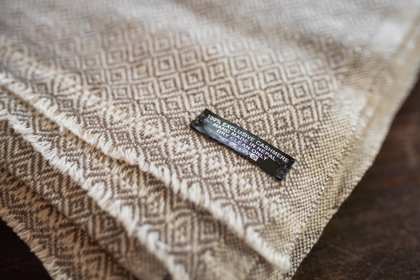 Ólitað kasmírteppi með rúðóttu mynstri - grábrúnt - 135 x 270 cm