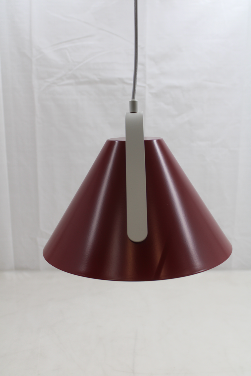 Skrautljós á lager, hengiljós, Diversity loftlampi, lampi í rúbínrauðum lit.