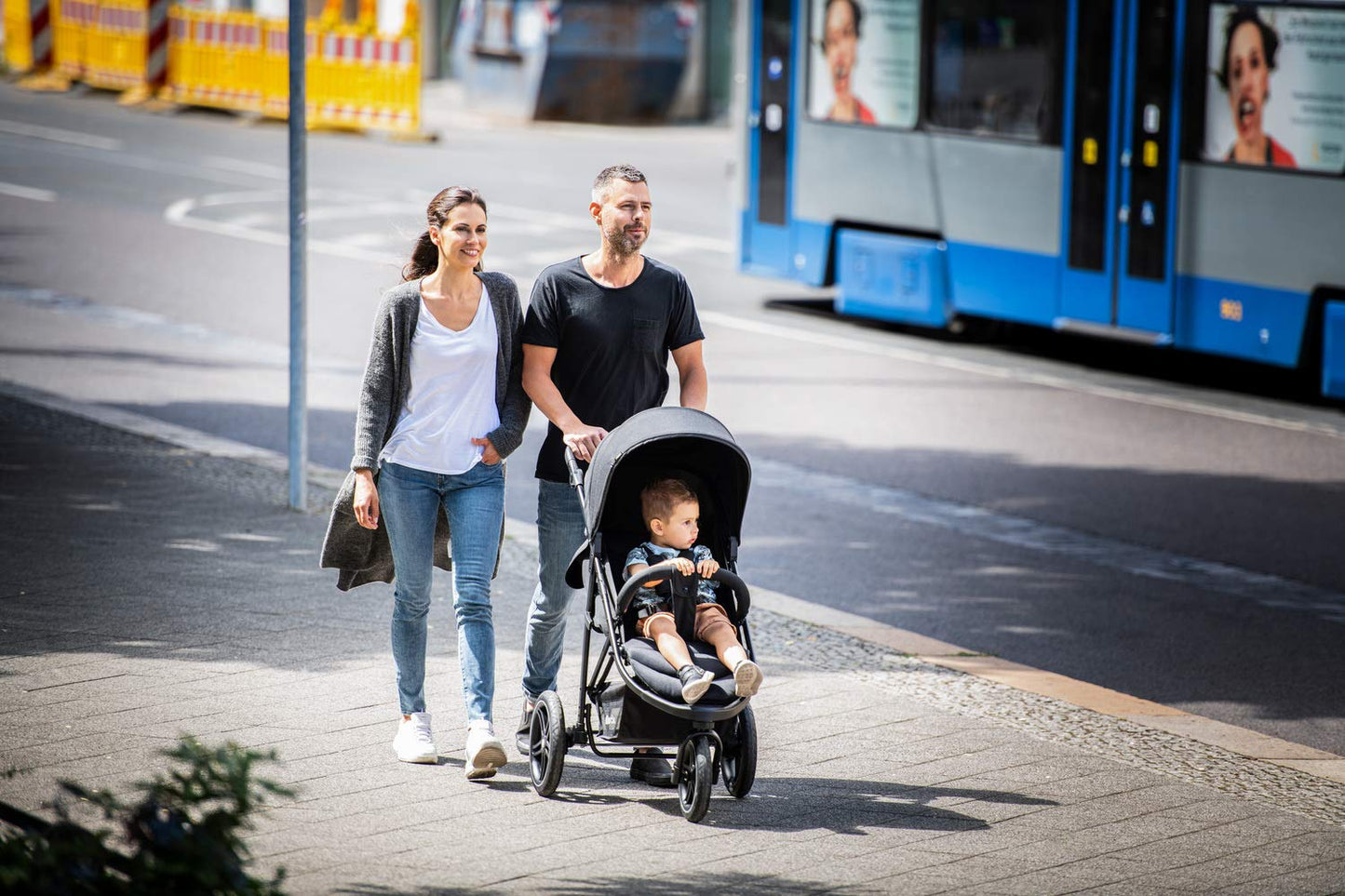 Hauck Rapid 3R barnavagn fyrir börn allt að 22 kg, með gúmmídekkjum, samanbrjótanlegri hönnun, UV vörn 50+, svefnvirkni frá fæðingu, hæðarstillanlegt stýri og stór körfa allt að 3 kg (svartur)