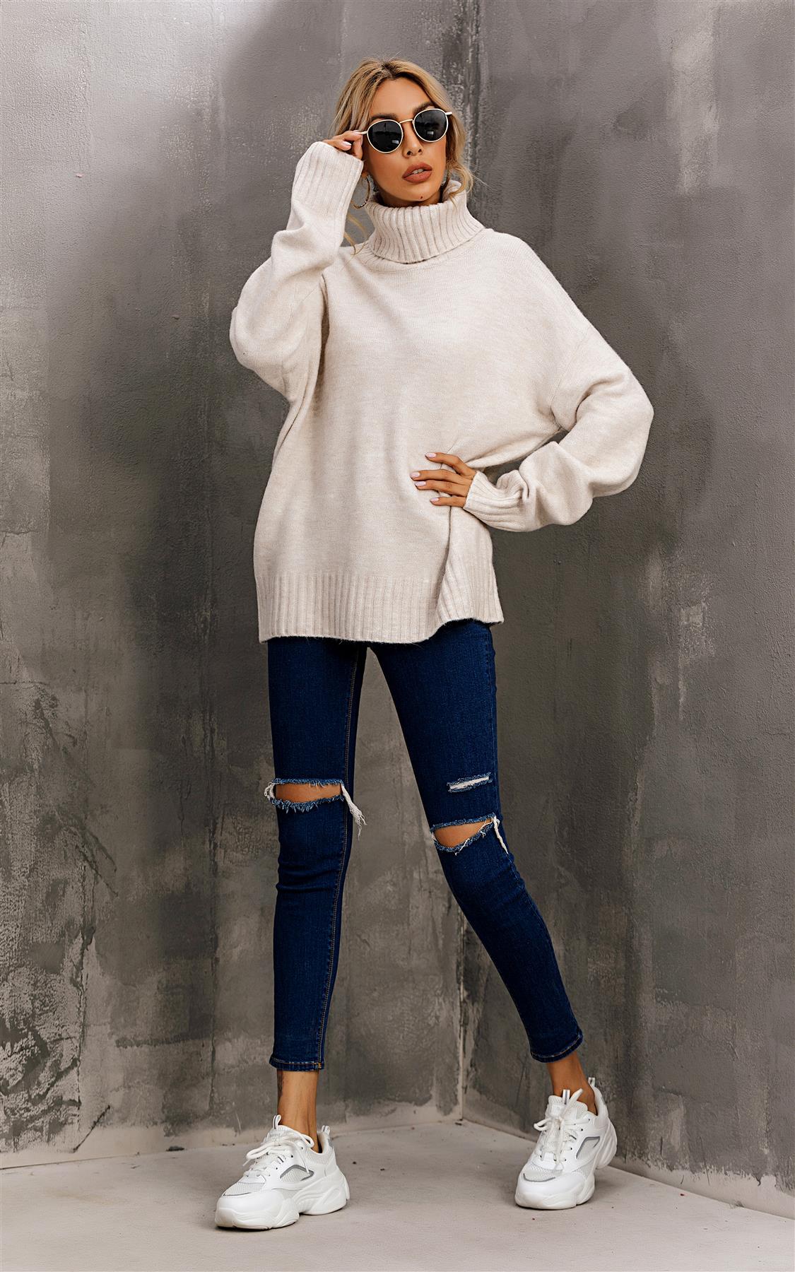 Peysutoppur með háum hálsi í kremlituðum lit