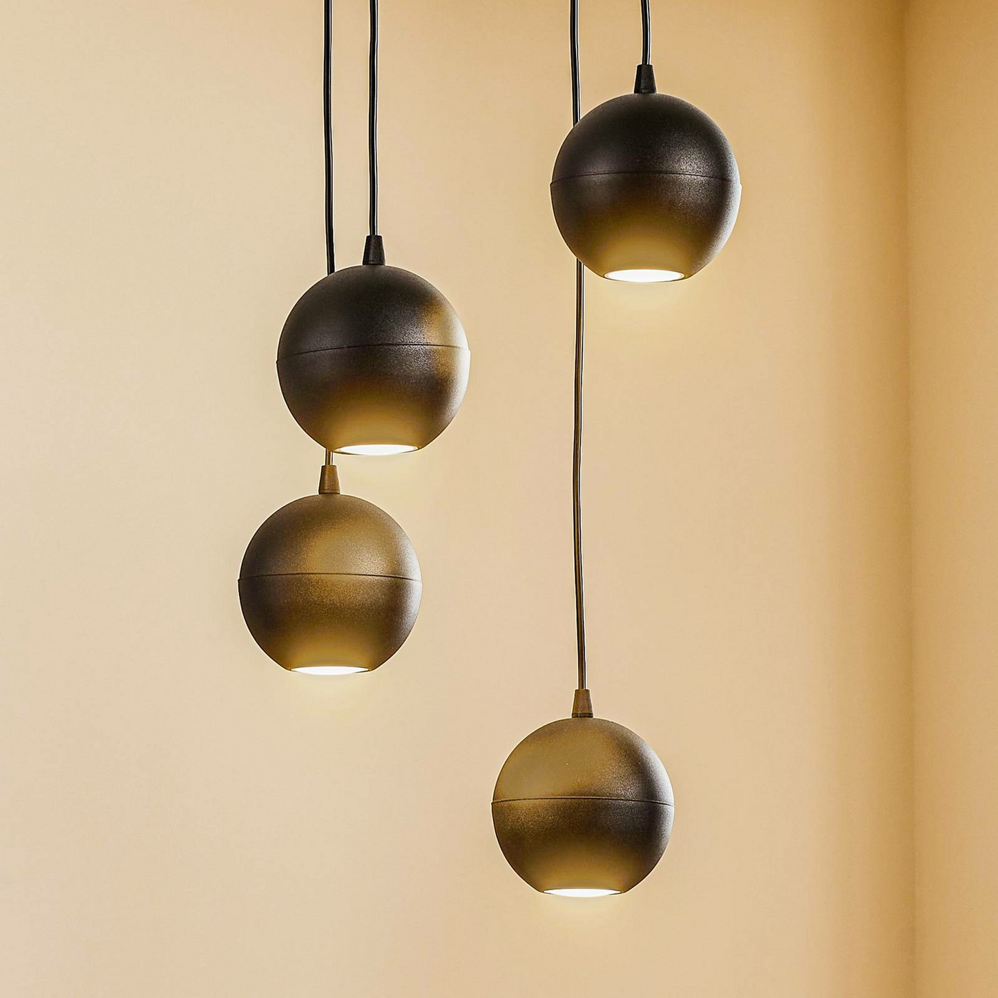 B-flokks Euluna hengiljós, ljós, miðnætursvart, fjögur ljós