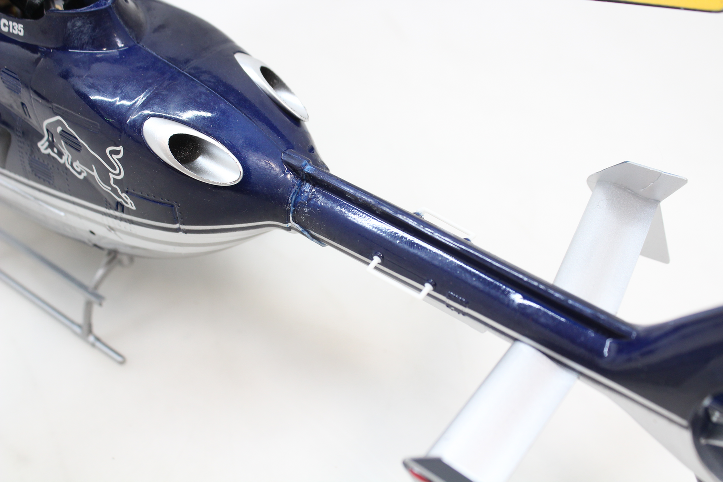 B-lager Amewi The Flying Bulls EC135 Pro RC þyrla, gölluð vara