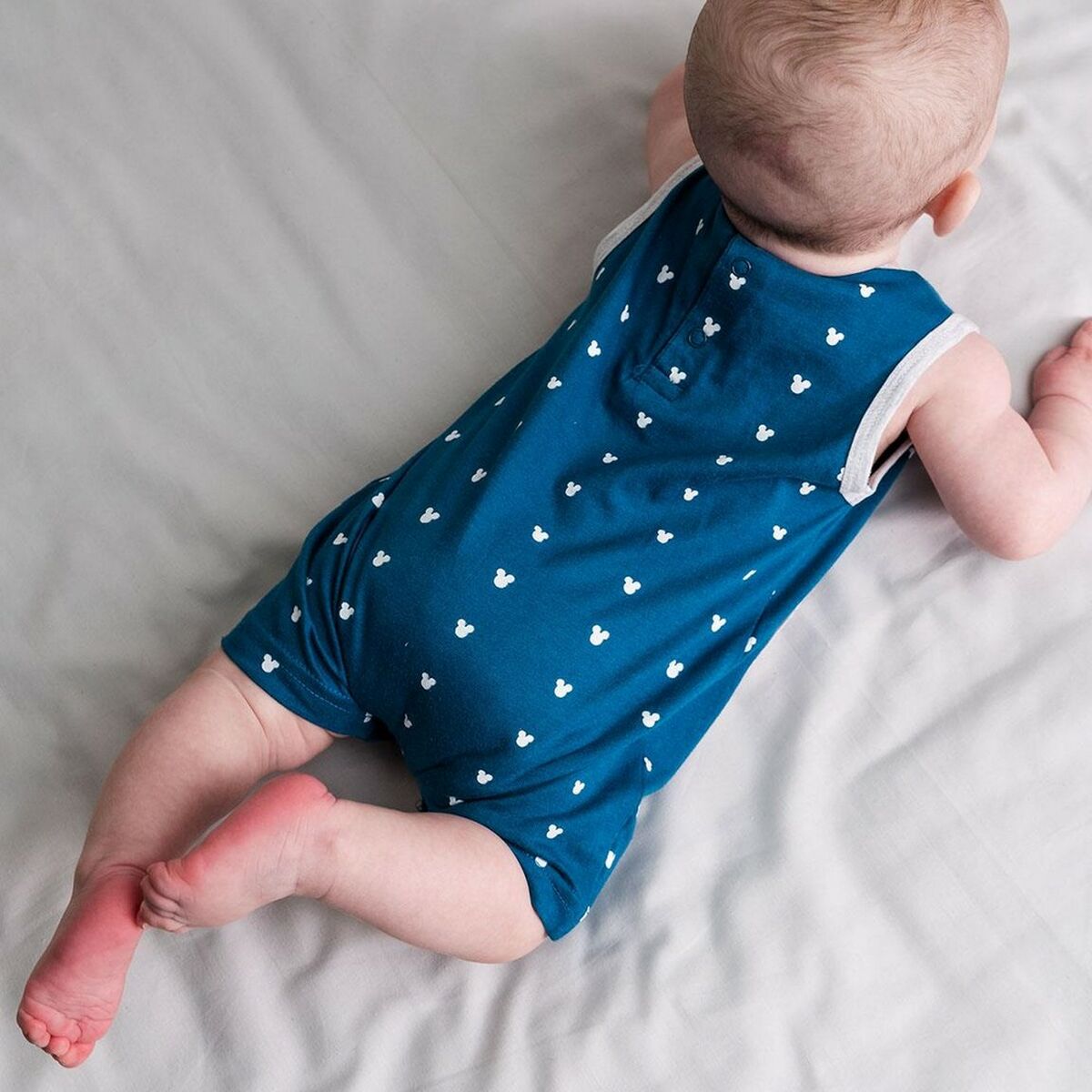 Ärmelloser Micky Maus Strampler – Spiel und Spaß mit Disney's Liebling