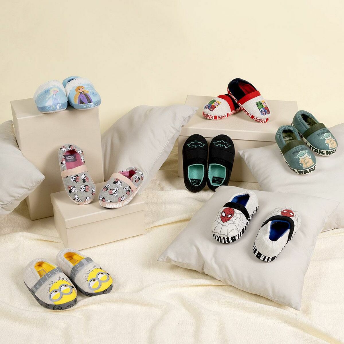 Minions Kinderhausschuhe in Hellgrau