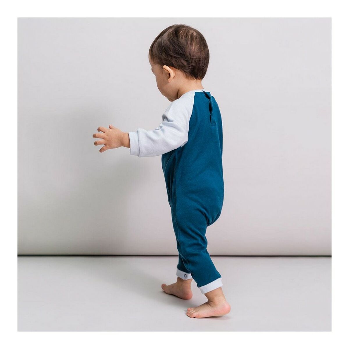 Langärmeliger Micky Maus Strampler – Zauberhafte Disney-Momente für die Kleinsten