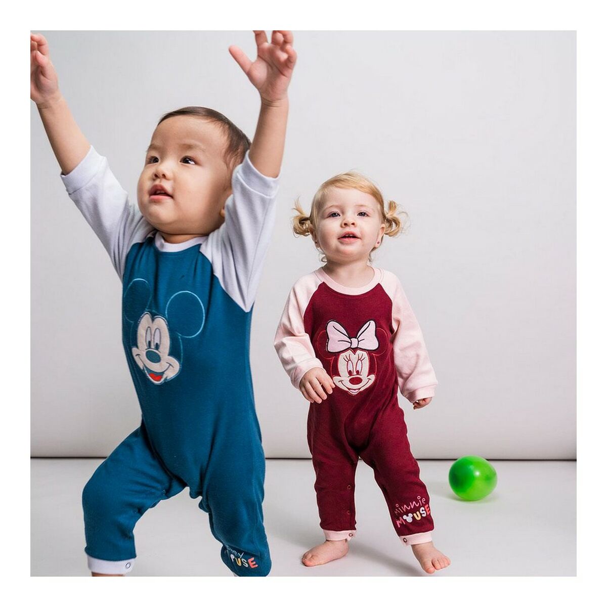 Langärmeliger Micky Maus Strampler – Zauberhafte Disney-Momente für die Kleinsten