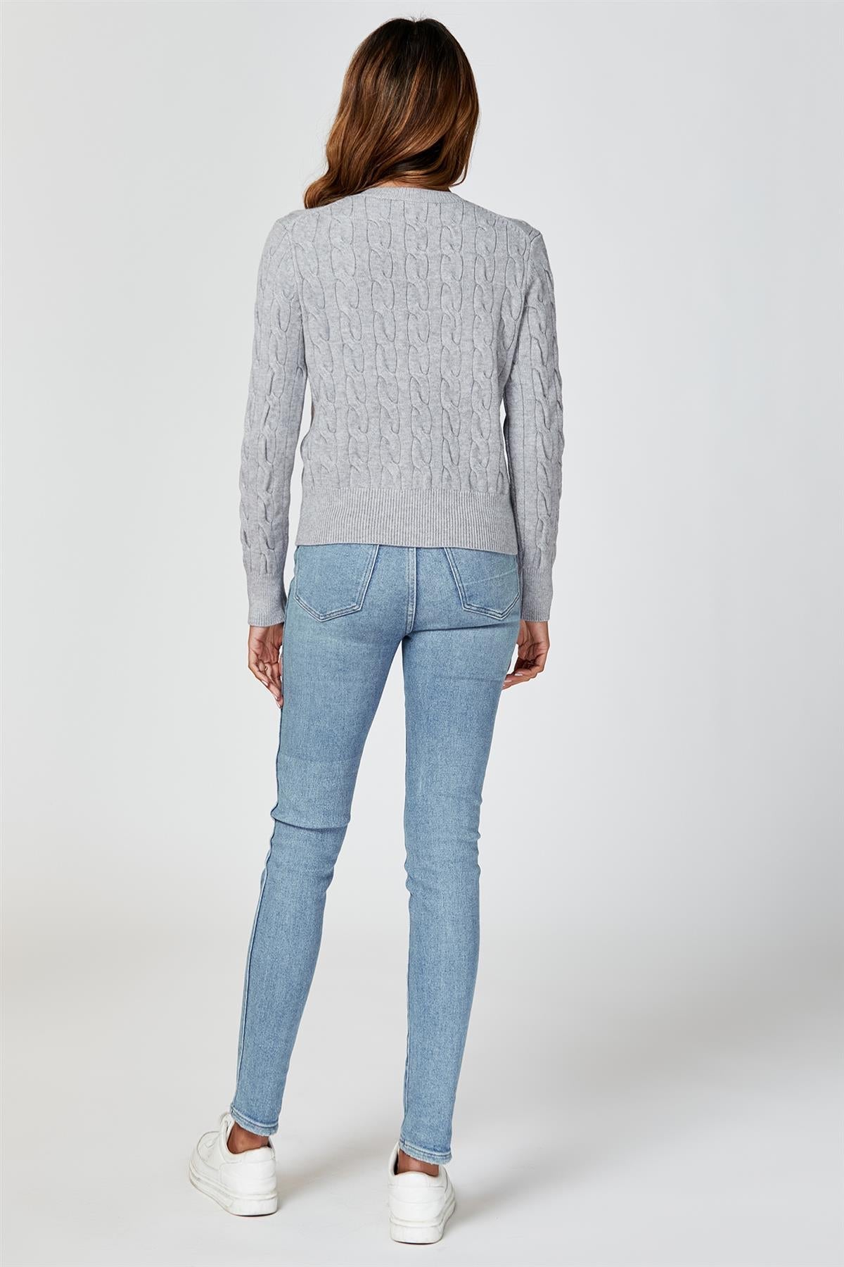 Kaðlaprjónuð peysa með hringhálsmáli í gráum lit