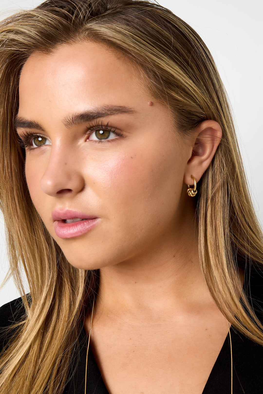 Kleine Creolen mit Perlen