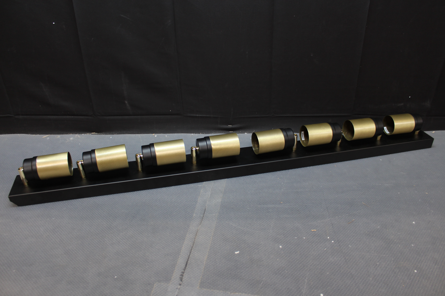 Loftkastari í B-flokki. Net í svörtu og gullnu, átta ljósa loftlampi. Sjá texta/mynd.