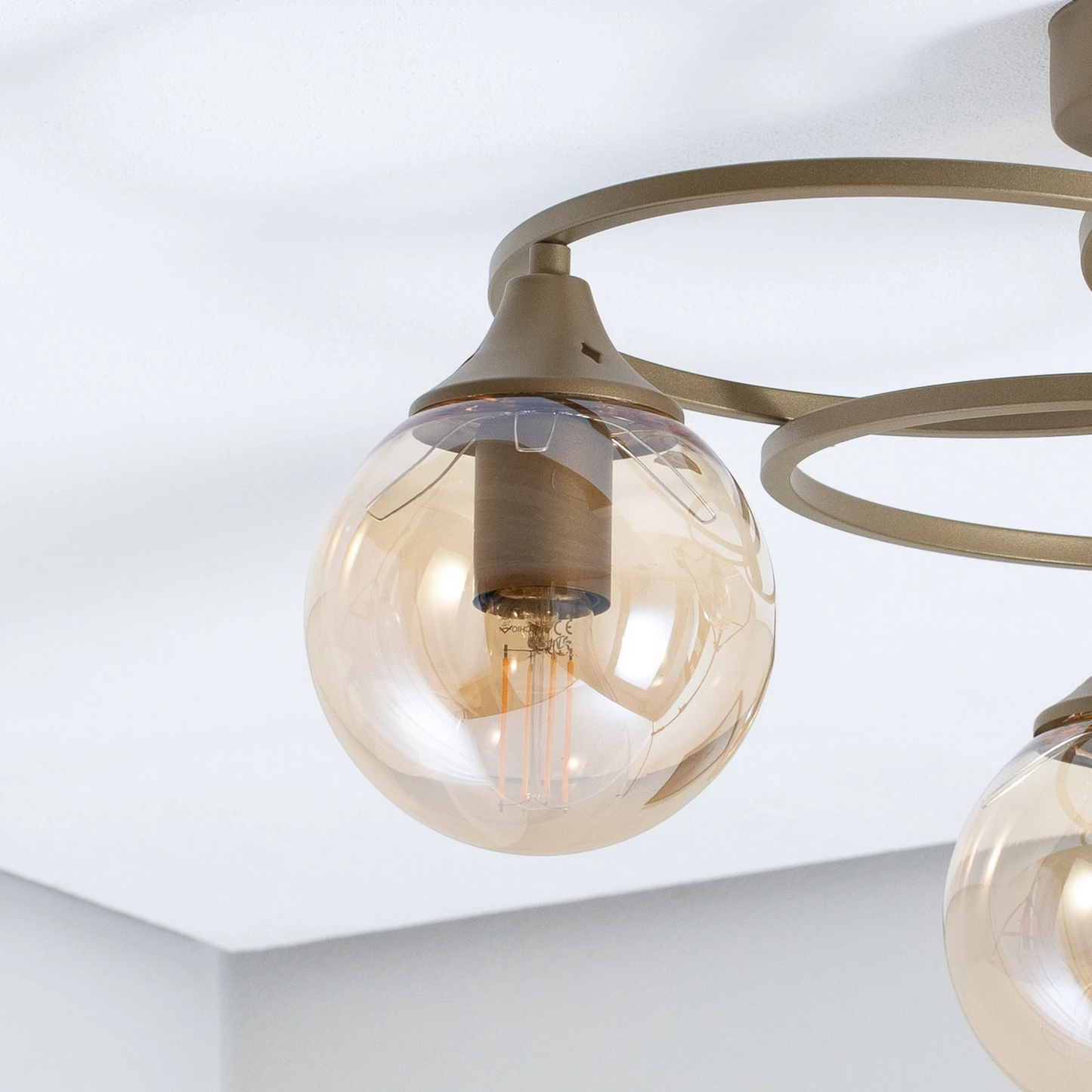 Binah loftlampi í B-flokki, gult/antíkgull, gler/málmur.