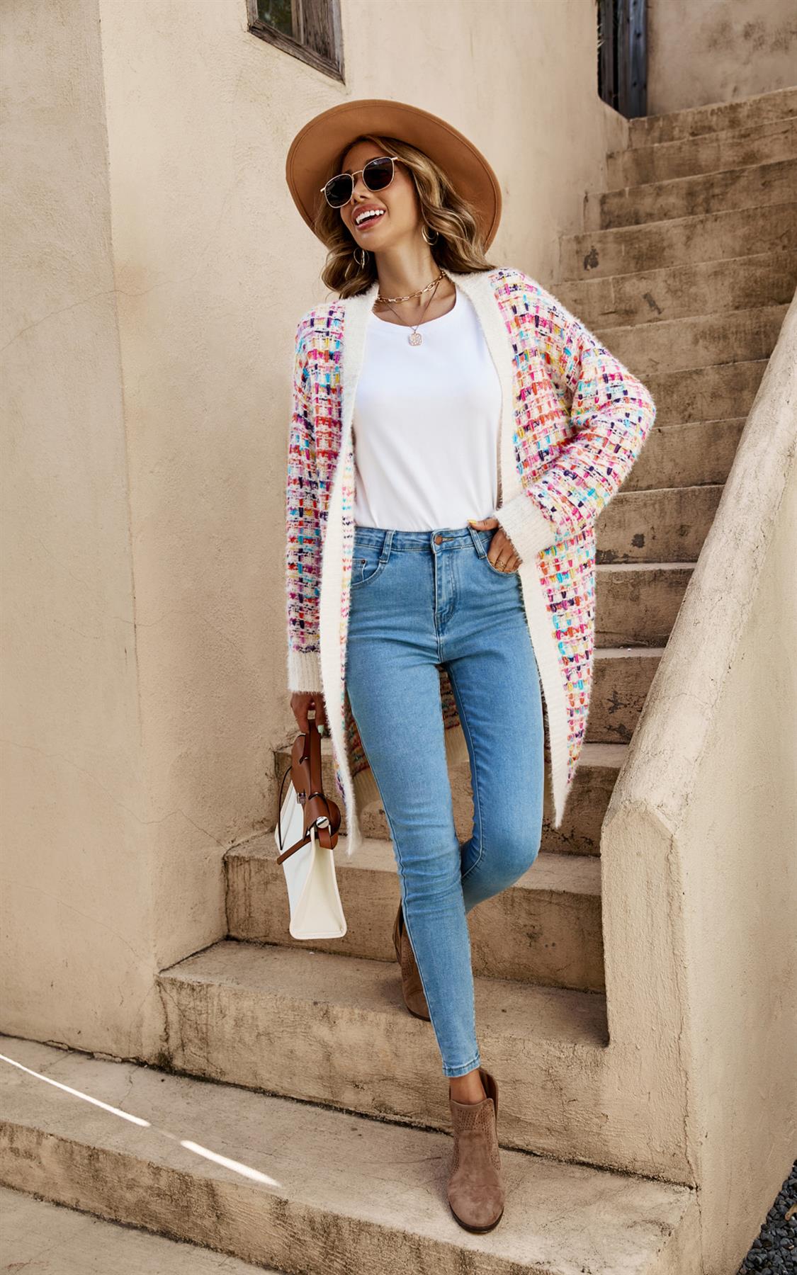 Kremlitað Bouclé-rúðukennt peysa með regnbogalitum flekkjum