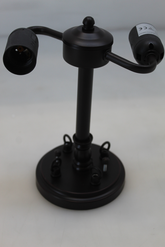 B-flokks Artistar rammi fyrir Lillie loftljósið í Tiffany-stíl. Loftlampi, kastljós.