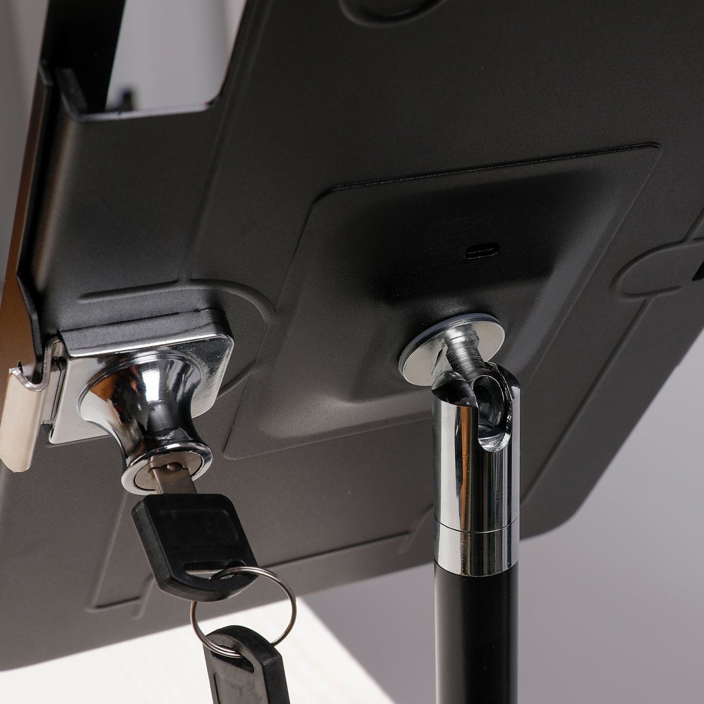 SYSTEM-S stöngfesting með lásfestingu úr málmi í svörtu fyrir iPad Pro 11" 