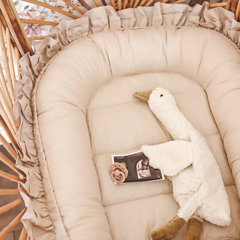 Babynestchen Baumwolle Rüschen – Verspielter mitwachsender Baby-Kokon