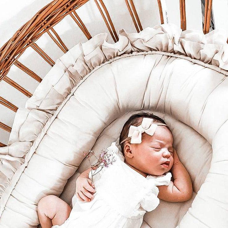 Babynestchen Baumwolle Rüschen – Verspielter mitwachsender Baby-Kokon