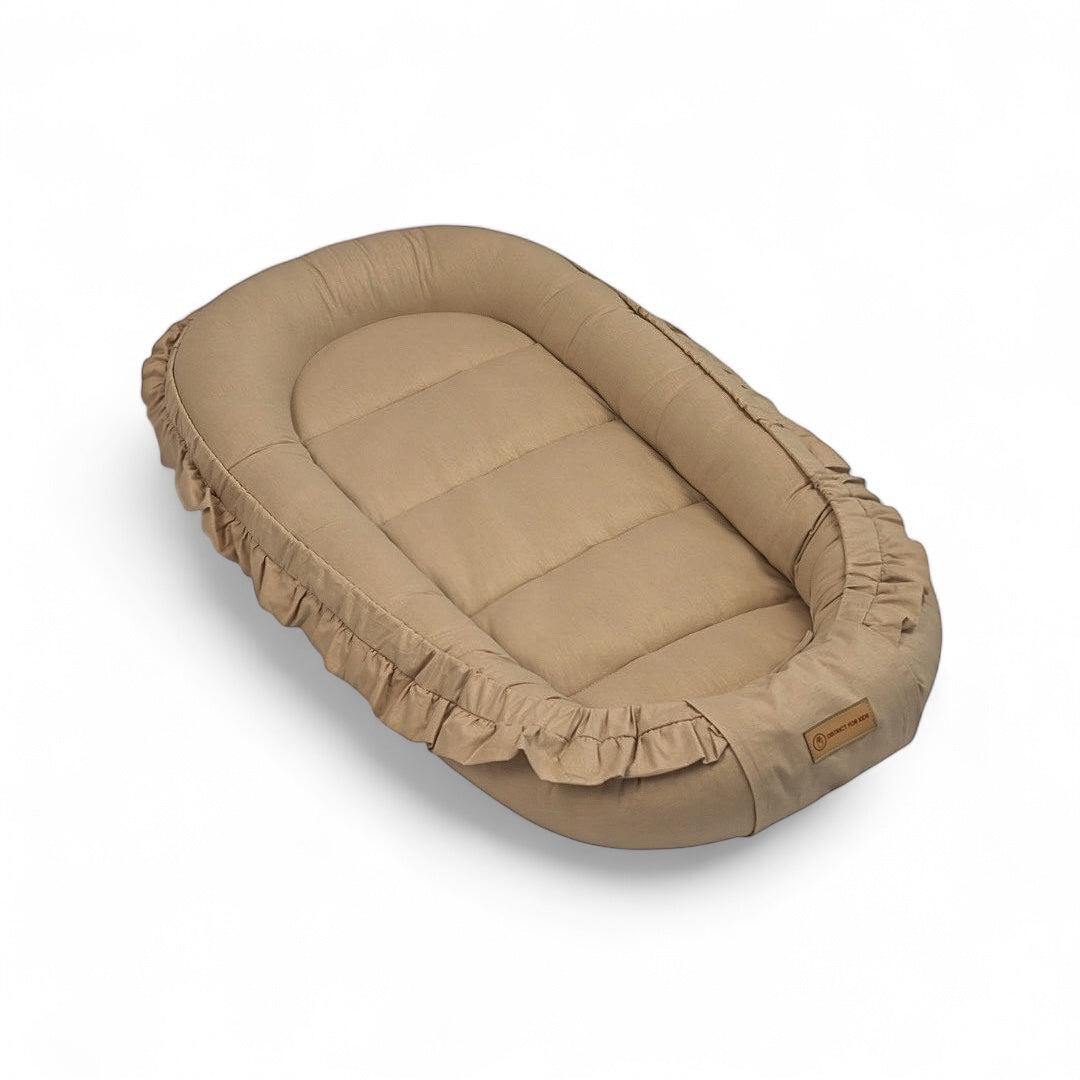 Babynestchen Baumwolle Rüschen – Verspielter mitwachsender Baby-Kokon