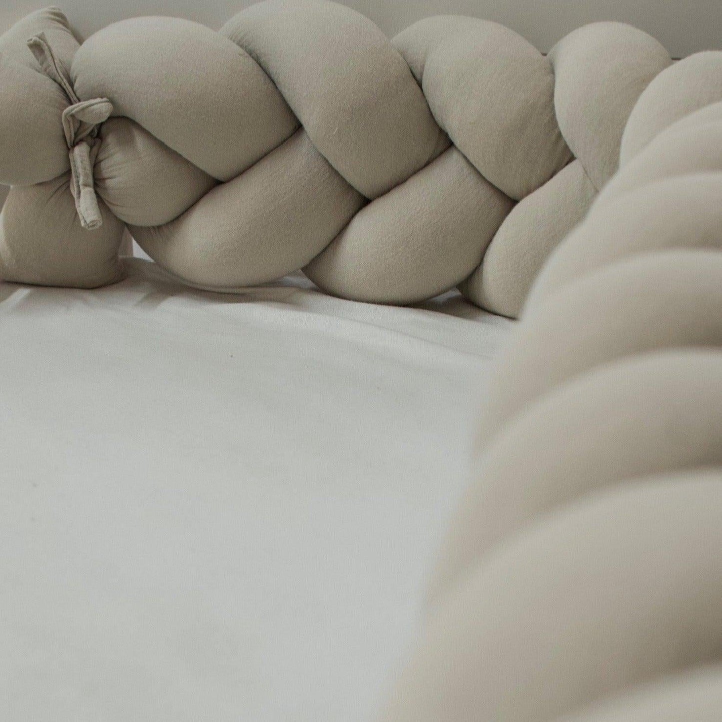 Bettschlange geflochten Musselin  – Kuschelige Bettumrandung