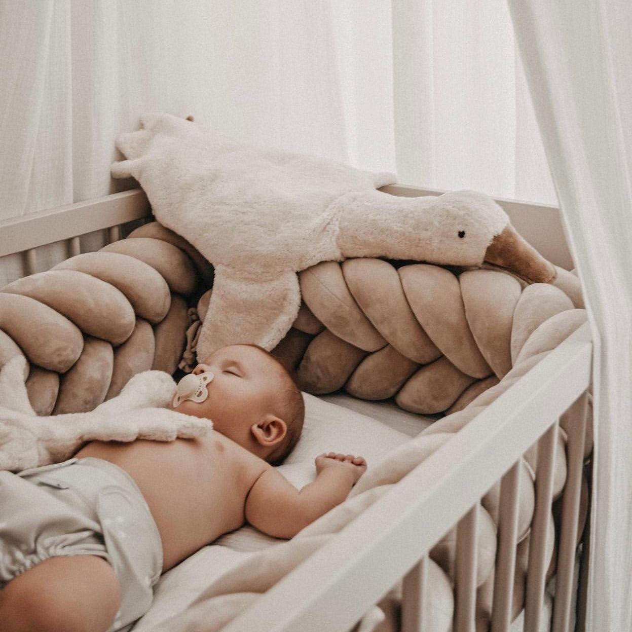 Bettschlange geflochten Fischgrätenoptik Velours – Premium Schutz & Komfort