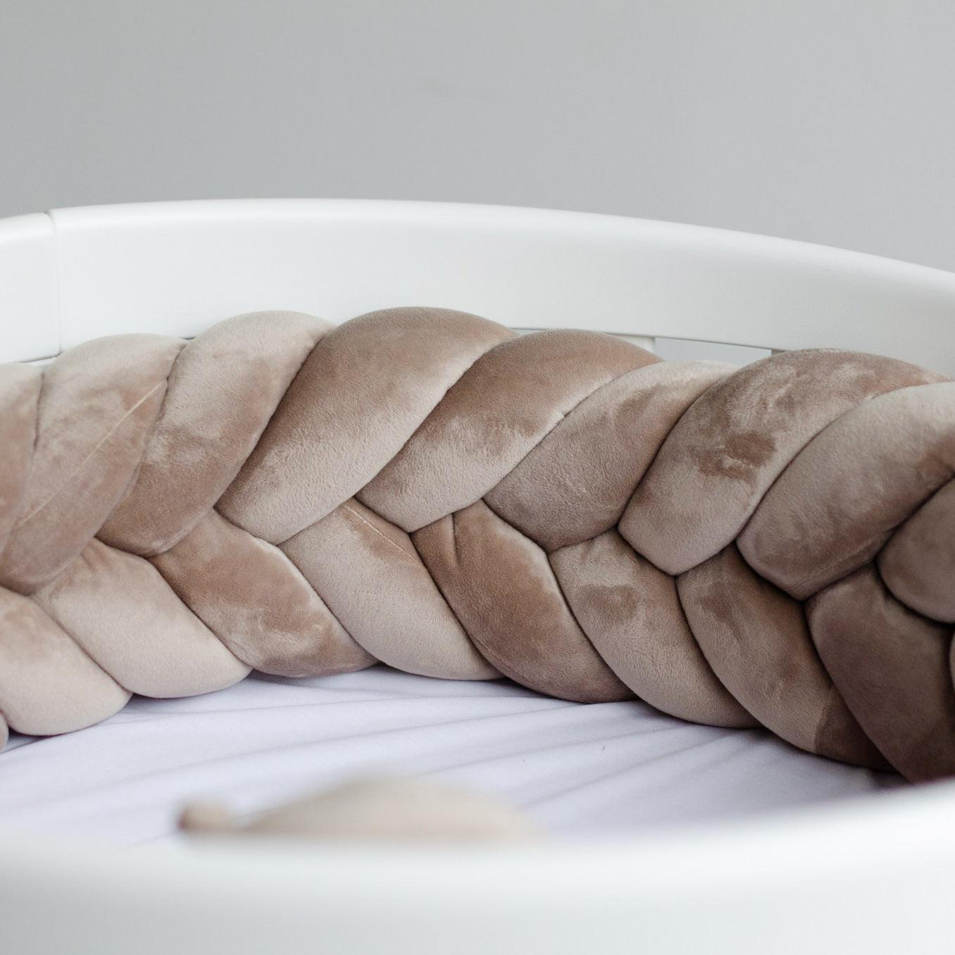 Bettschlange geflochten Fischgrätenoptik Velours – Premium Schutz & Komfort