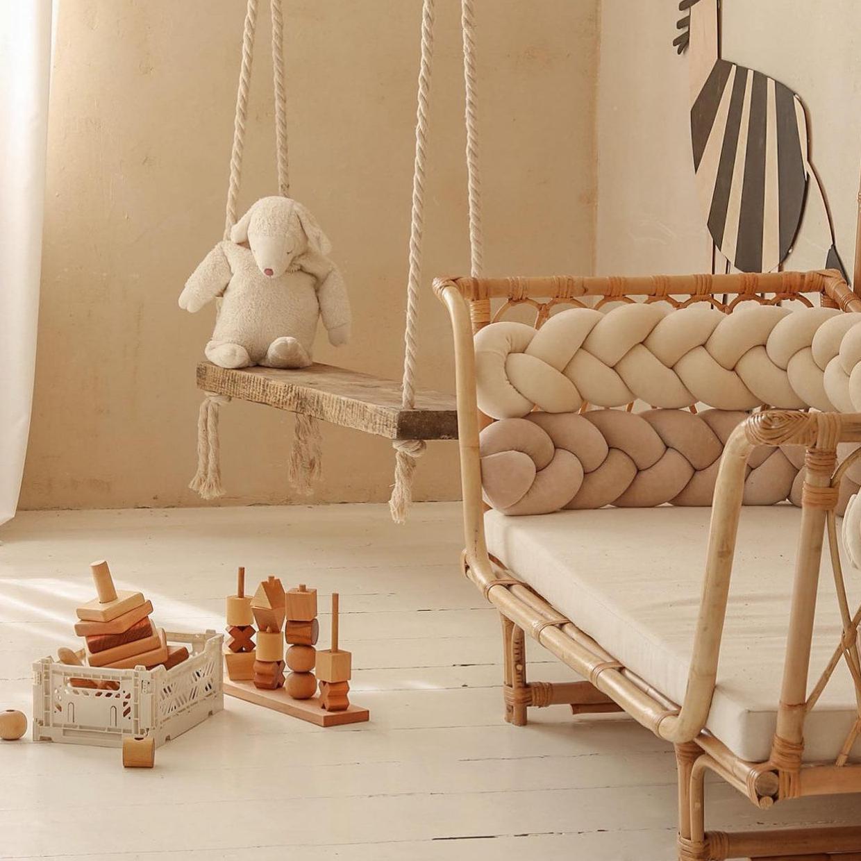 Bettschlange geflochten Velours – Bettumrandung für Schutz, Geborgenheit & Komfort