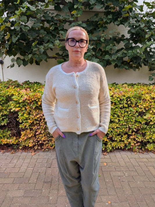 Cardigan Chanel Style Damen Strickjacke Bouclé Créme Beige Goldknöpfe Viskose, One Size - von EFFENY