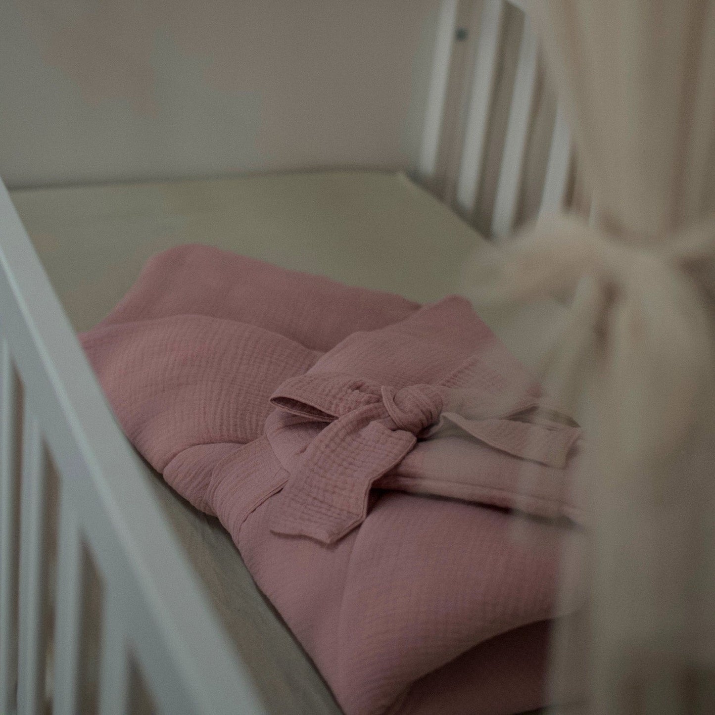 Babyhörnchen Musselin mit Schleife – Kuschelige Puckdecke & Einschlagdecke