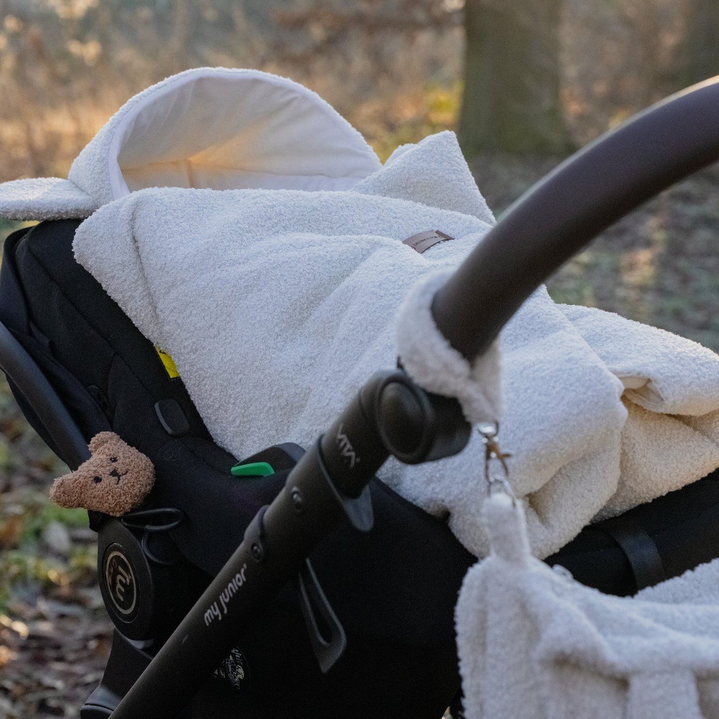Einschlagdecke Teddystoff Bouclé Teddyohren  – ideal für jede Autoschale