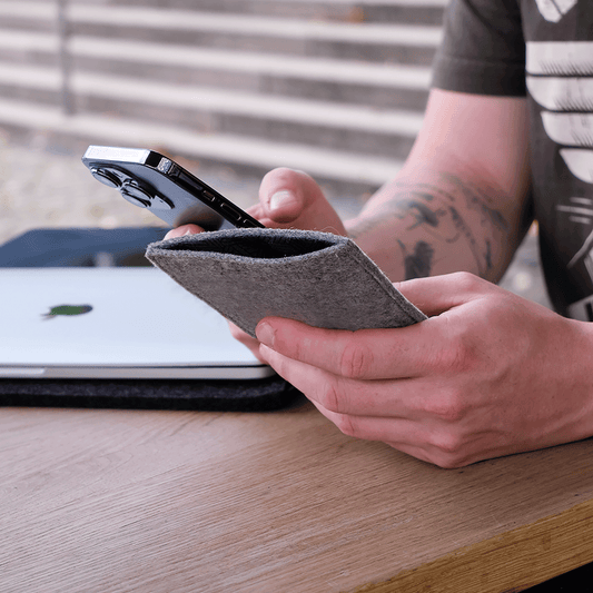 Handytasche iPhone 16 Pro Max | Filz & Baumwolle | hellgrau - tracks | LET