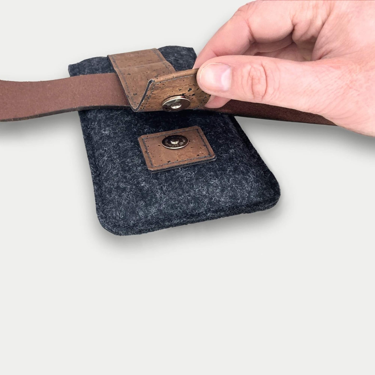 Handy Gürteltasche für iPhone 15 Pro Max | mit Magnetverschluss und Kartenfach | anthrazit | Modell CLIP