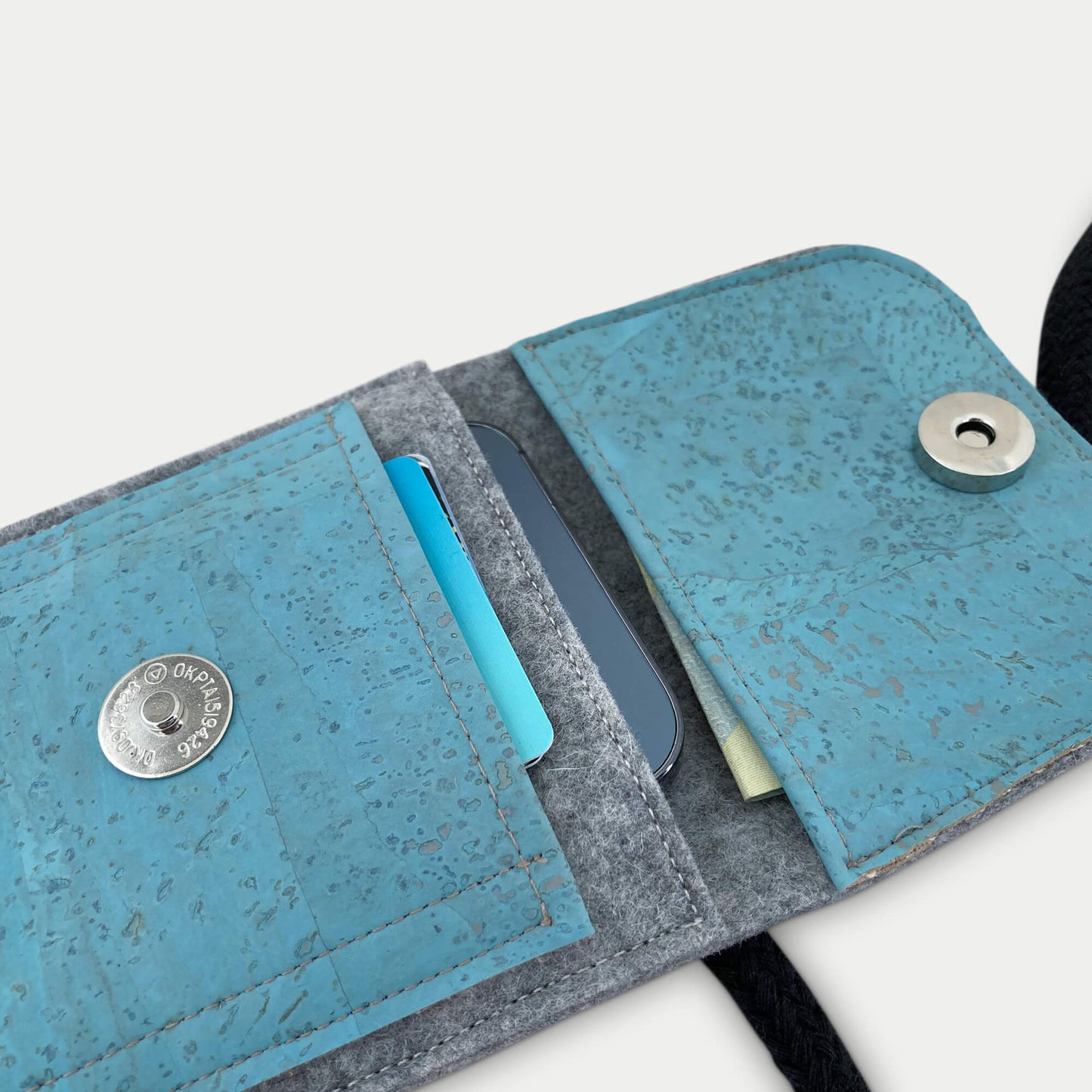 Umhängetasche für iPhone 13 | aus Filz und Bio-Baumwolle | hellgrau - azur | Modell KEDJA deluxe