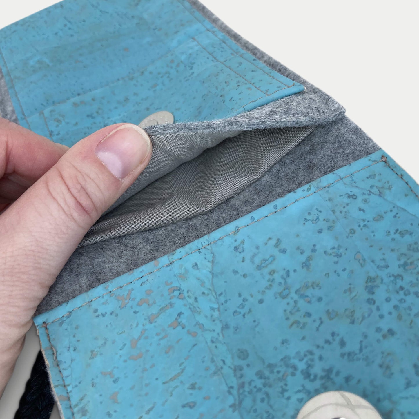Umhängetasche für iPhone 13 | aus Filz und Bio-Baumwolle | hellgrau - azur | Modell KEDJA deluxe