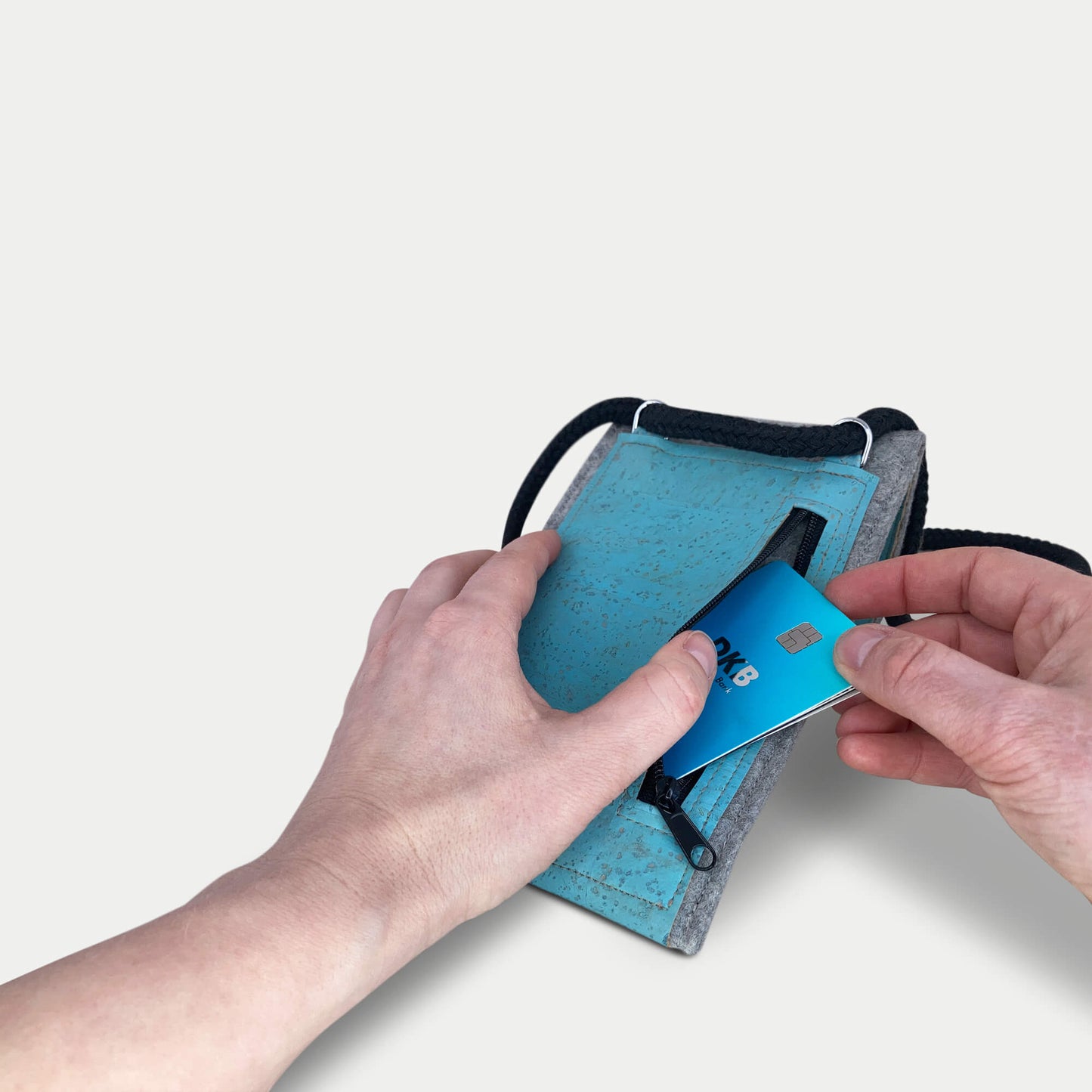 Umhängetasche für iPhone 16 Plus | aus Filz und Bio-Baumwolle | hellgrau - azur | Modell KEDJA deluxe