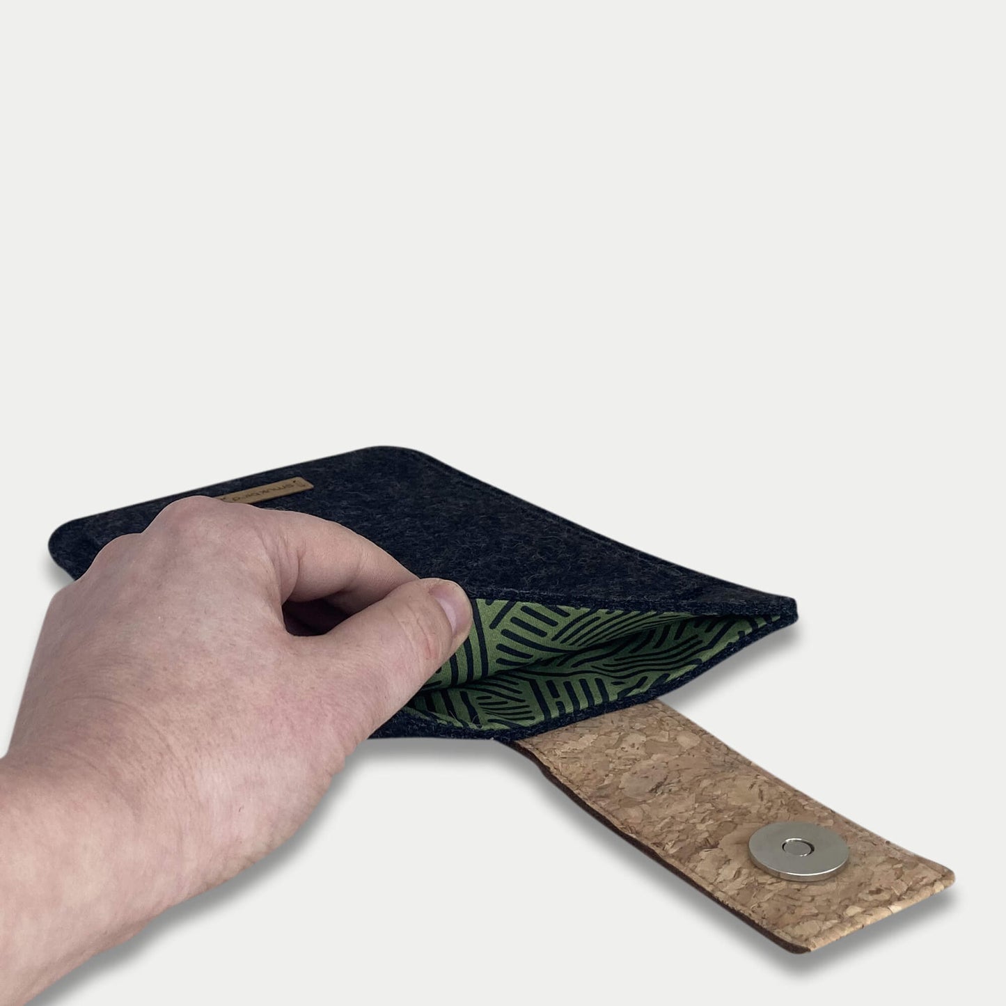 Hülle für Kindle Oasis 10 | mit Magnetverschluss und extra Fach | anthrazit - Stripes | Modell "HAKA"