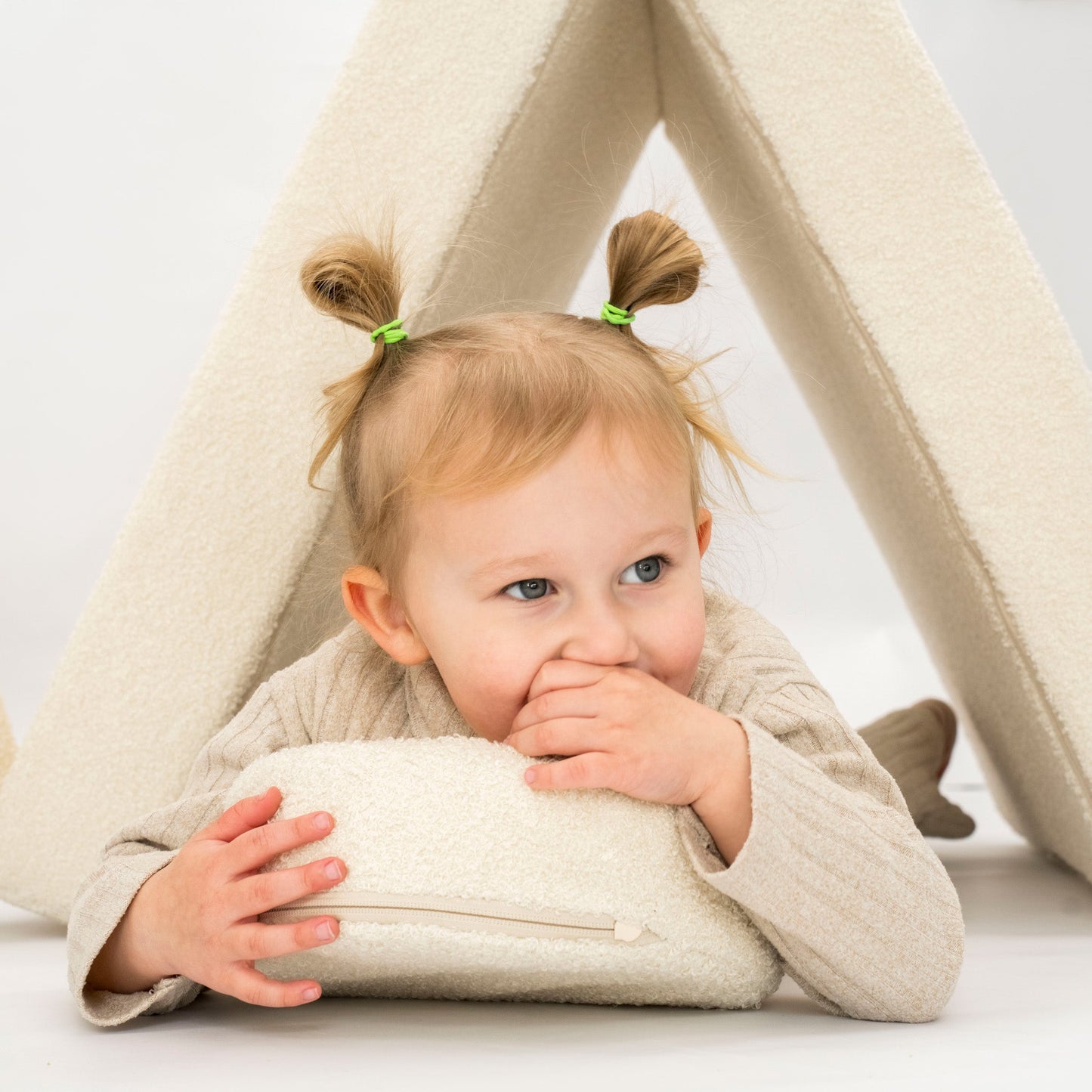 Spielsofa Teddystoff Bouclé – Kreativer Spielspaß & Gemütlichkeit