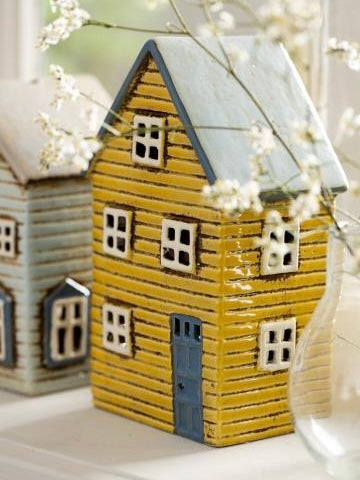 Haus für Teelicht Thorshavn gelb mit blauer Tür