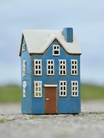 Haus für Teelicht Nyhavn 1 Dachfenster blau mit brauner Tür
