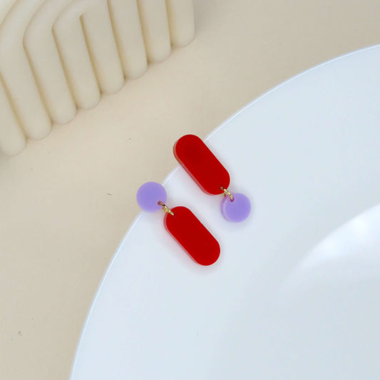 Claire asymmetrische Ohrringe in flieder rot