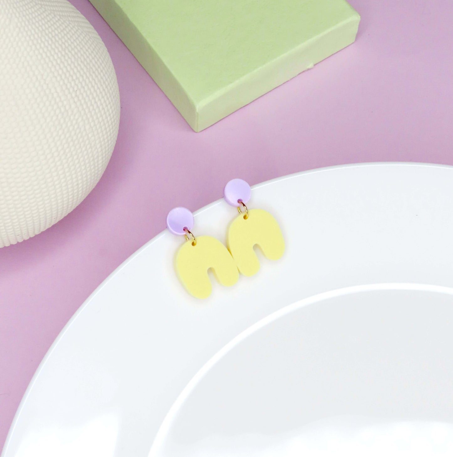 Kleine Squishy Arch Bogen Ohrringe in flieder hellgelb