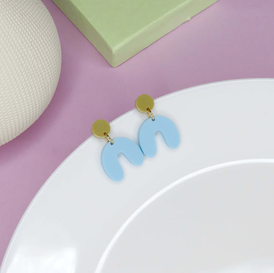 Kleine Arch Bogen Ohrringe in sand hellblau