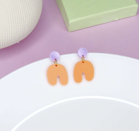 Kleine Squishy Arch Bogen Ohrringe in flieder peach