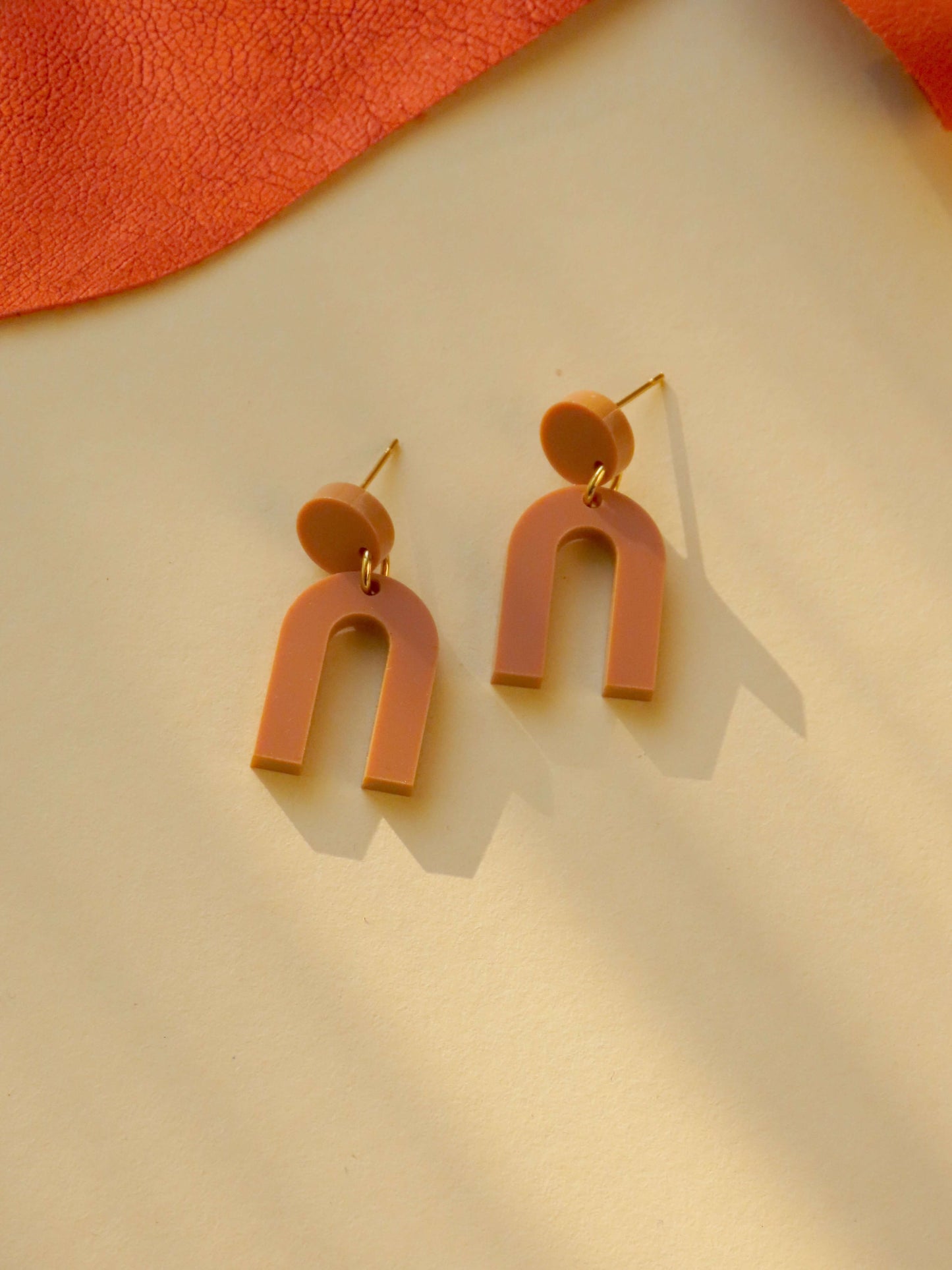 Mini Arch Acryl Ohrringe mit Edelstahlstecker in terracotta