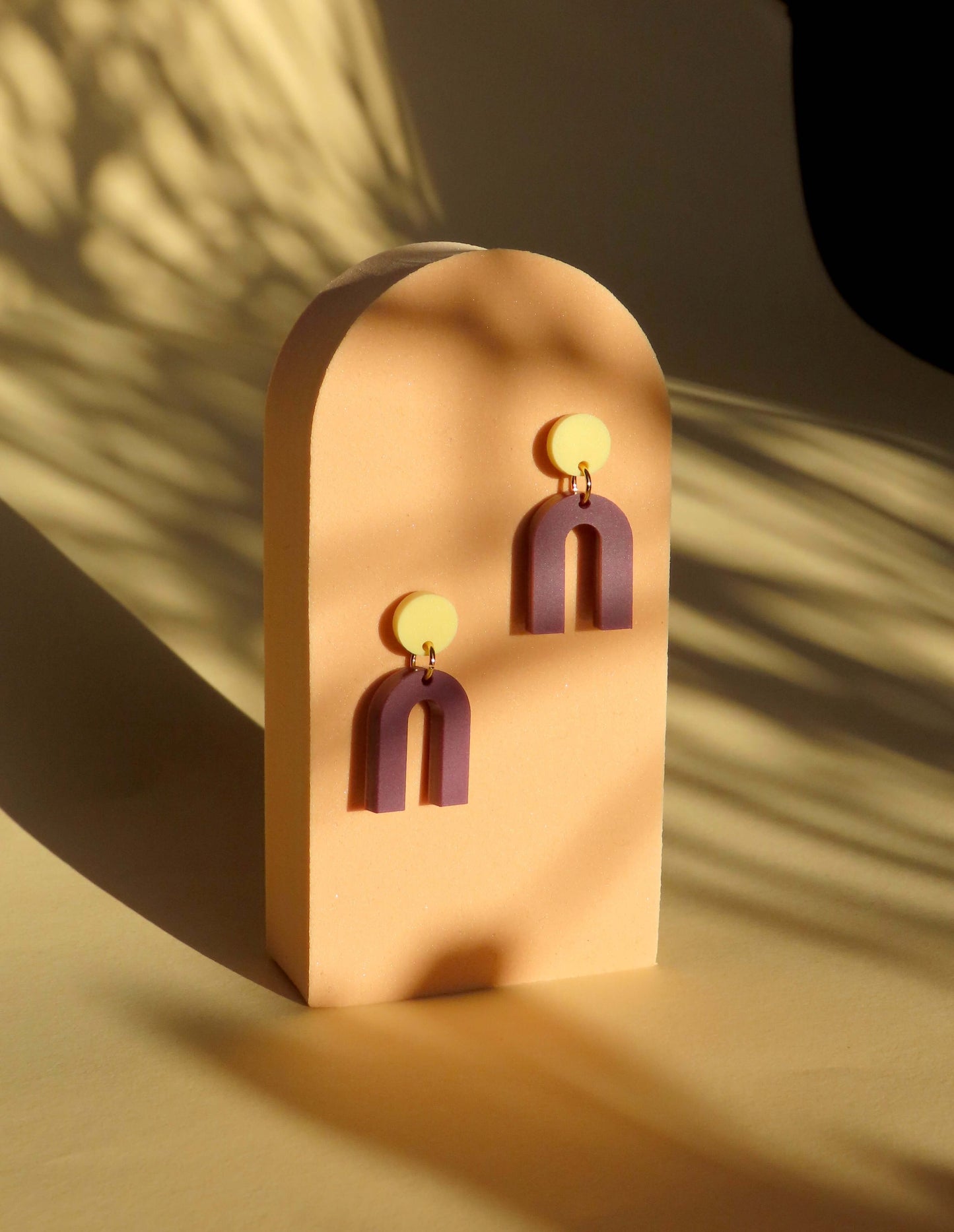Mini Arch Acryl Ohrringe mit Edelstahlstecker in hellgelb plum